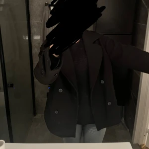 Svart Nelly kappa  - Svart kappa från Nelly i storlek xs men är ganska stor i storleken. Sparsamt använd och har inga defekter 