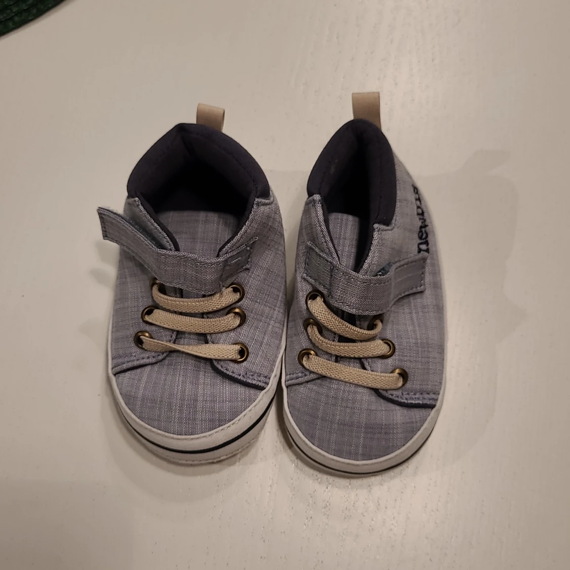 Grå sneakers från Newbie, strl 19/20