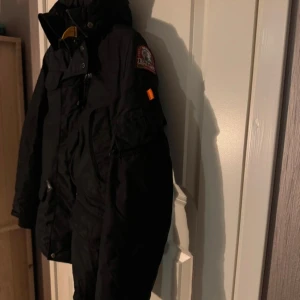 PJS vinterjacka  - Fint skick men använd. Skick: ca 8/10. Storlek Young Medium. Nypris ca 7-8000kr. 