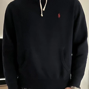 Ralph Lauren hoodie - Marinblå hoodie från Ralph Lauren med röd broderad logga på bröstet. Köpt i butik 