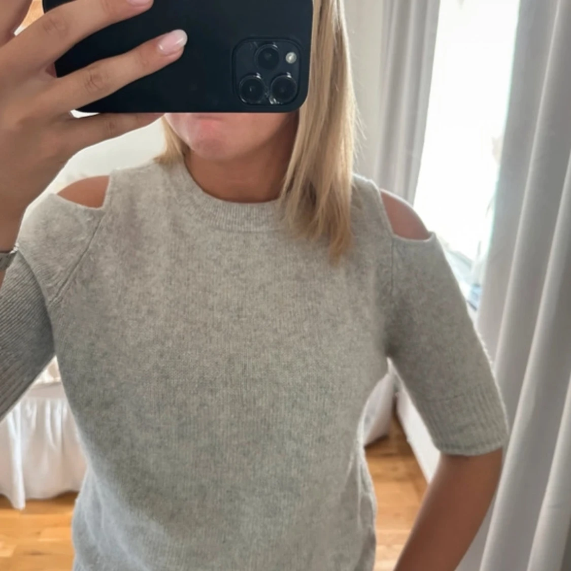 Ljusgrå stickad tröja med cut out - 1