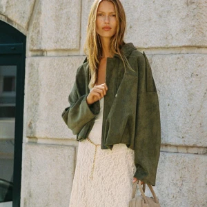 Olivgrön mockajacka från Zara - Säljer nu min populära jacka från Zara då den inte kommer till användning💕 knappt använd och inte synligheter på användning. Vid snabbt köp kan skickas fort. PRIS KAN DISKUTERAS 