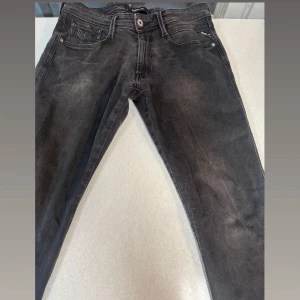 Replay jeans  - Replay anbass jeans. Modell anbass. Storlek 31. Väldigt snygga och fräscha. Passar till det mesta. Kan mötas upp i Stockholm eller fraktar. Skriv vid eventuella frågor eller ifall du är intresserad 