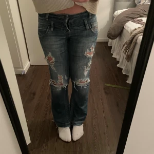 Bootcut blå lowwaist jeans - Bra skick Midjemått: 40cm Innerbenslängd: 74cm
