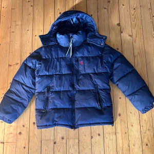 Polo Ralph lauren jacka  - Mörkblå Polo Ralph lauren jacka i storlek M. Det står att den är en L men den sitttt som en M.    Ni vet varför den kostar som den gör.    Bara att höra av sig vid funderingar 