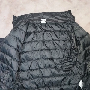 Svart pufferjacka med erbjudande väst från zara - Säljer en svart pufferjacka i storlek S, och som erbjudande ingår en matchande väst från Zara! Båda plaggen är i fint skick och passar perfekt för höst och vinter. Jackan är varm, lätt och bekväm – och västen fungerar utmärkt både separat och som extra lager.