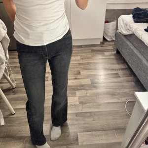 Mid waist jeans - Grå svarta jeans i fint skick! Storlek 36 men passar även mig som brukar vara 34. LITE Utsvänga nertill