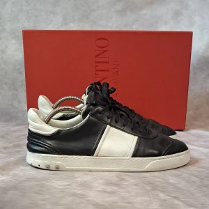 Valentino Flycrew - Stl 41 - Feta och eftertraktad Flycrews från Valentino! | Bra skick: 8/10, 10/22 nitar finns kvar. Båda skorna är lätt slitna insida häl, och vänter skon är sliten längst fram under skon också, men själva helhetsintrycket är bra | Storlek 41 passar 42 också | Medföljer vid köp: Skorna och Skobox |