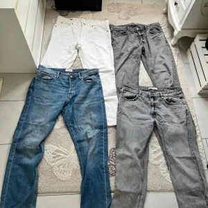 3 par Zara jeans och 1 par Jack & Jones jeans Waist 36 / size 46 - 4 par jätte fina jeans till herr Ljusblåa är från Jack & Jones, Loose / Chris modell storlek 36/32 Resterande 3, vit och gråa färgerna är från Zara Storlek 46 Zara vilket motsvarar waist 36 Straight fit på alla 4 Mycket bra skick  Skicka meddelande vid några funderingar  Kolla gärna även in mina andra annonser