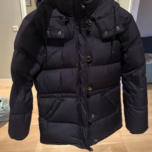 Dunjacka från Boomerang S - Marinblå dunjacka från boomerang, ganska lik fjällräven, nypris ca 6000