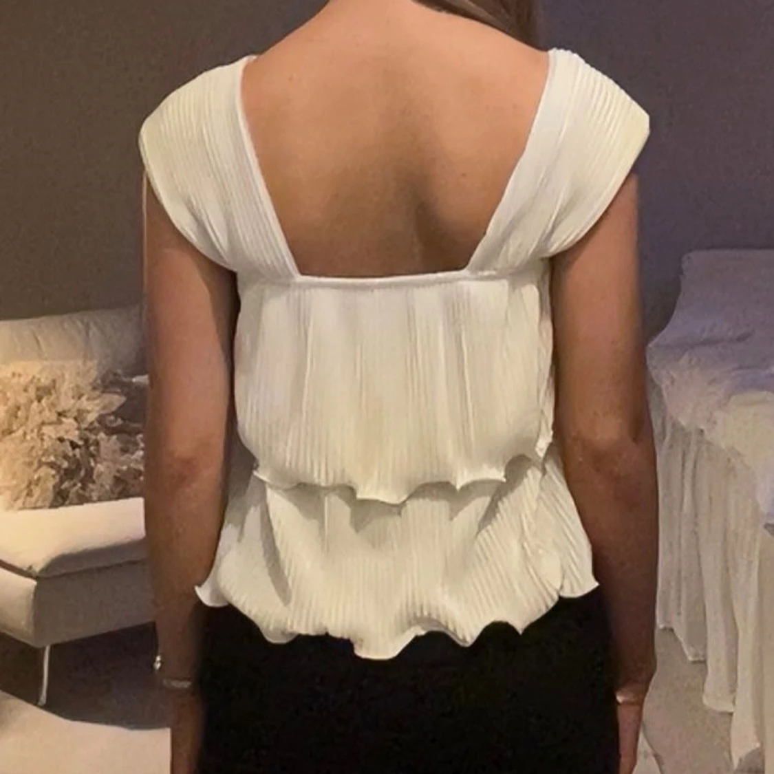 Vit plisserad blus med volang - 1