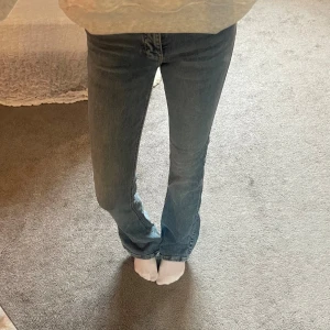 Blå bootcut jeans från Perfect Jeans - Snygga blå bootcut jeans från Gina Tricot i storlek 32. Säljer då de inte kommer till användning 