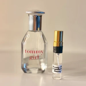 Tommy Girl 5ml - Parfymprov på 5ml av Tommy Hilfigers Parfym Tommy Girl 🤎Vid köp av 3 eller fler testparfymer skickar jag med 1 bonus test som jag har hemma 😊  Skickar alltid i bubbelplast med bubbelkuvert 📦