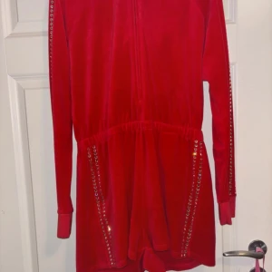 Juicy Couture - Röd juicy couture shorts set i Storlek S-M (rekommenderad till dig som har M). Den är helt o använd och är köpt för 7000kr.