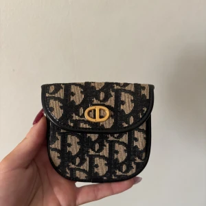 Vintage Dior kurthållare - Vintage Dior kurthållare, Kurhållarens knapp har släppt men går enkelt att limma! Utöver de inga defekter. Mått: Hjöd- 10cm Bredd- 10cm