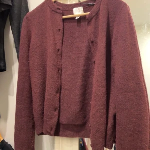Vinröd kofta  - Inte så använd.