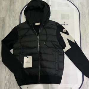 Moncler cardigan jacka - Hejsan! Jag säljer nu min moncler jacka som är i jättefint skick den är andvänt väldigt lite och sparsamt den har inga defekter eller liknande, dustbag moncler plastpåse och og taggarna ingår med den. Den är äkta och köpt ifrån Nk och kvittot finns kvar, priset kan diskuteras och köp den me PostNord, hör av dig vid minsta lilla fundering!😄🙌