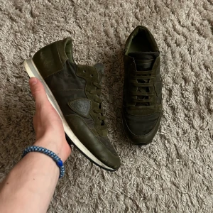 Philippe Model trainers - Hej, säljer nu mina extremt fina, sköna och eftertraktade trainers från märket Philippe Model. Skorna är i storlek 43 och är i fint sick. Priset är ej hugget i sten, skriv vid funderingar!