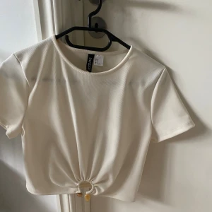 Vit croppad topp med snörning  - Säljer en jätte snygg topp från hm som tyvärr inte kommit till användning  