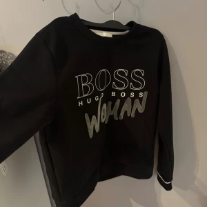 Sweatshirt Hugo Boss - Sweatshirt i märket Hugo Boss (woman) i fint tjockt och exklusivt material, använd fåtal gånger storlek S. Perfekt för dig som vill vara bekväm och snygg samtidigt. Köpt i butik room 1006 nypris: 1399. Fler bilder? Skriv!☺️