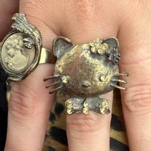 Unik guldig ring, hellokitty - En cool ring med hello Kitty motiv i guldtonad metall. Perfekt för dig som gillar statement-smycken och lekfull stil. Vet ej vilken metall. 