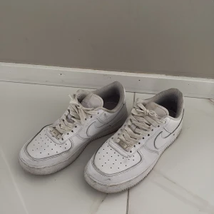 Nike Air Force 1 - Air force i använt skick. Finns vissa märken men vet inte om den går att få bort. Vissa defekter på sömmarna finns. Allt syns på bilderna. Nypris 1399kr. Pris kan diskuteras!