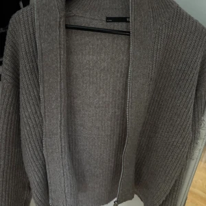 Snygg kofta!  - Jätte snygg kofta från lager 157 med dragkedja samt polo i kragen om man stänger den🫶🏼helt ny knappt andvänd!