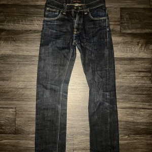 Nudie jeans - rad rufus  - riktigt snygga nudie jeans som är i colorway dry heavy och 100% organic cotton vilket gör att dessa bara kommer bli snyggare och snyggare ju mer dem används dem är i storlek w29 l34 vid mer funderingar är det bara att skriva mvh FABIANFASHION 