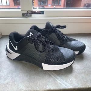 NIKE W Nike Metcon 10 sneakers - Använda endast två gånger men säljer dessa snygga skor på grund av att de är för små tyvärr. Det är den nya Metcon 10-modellen som släpptes i höstas från Nike, nypris är 1599 SEK. Obs! Små i storleken. De är i strl 40 men skulle säga att de är mer är 39/39,5