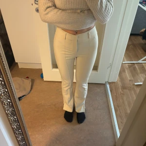 Vita kostymbyxor  - Så fina kostymbyxor med slit på sidan. Superbra skick säljer då de är för små för mig🤍 (161cm)