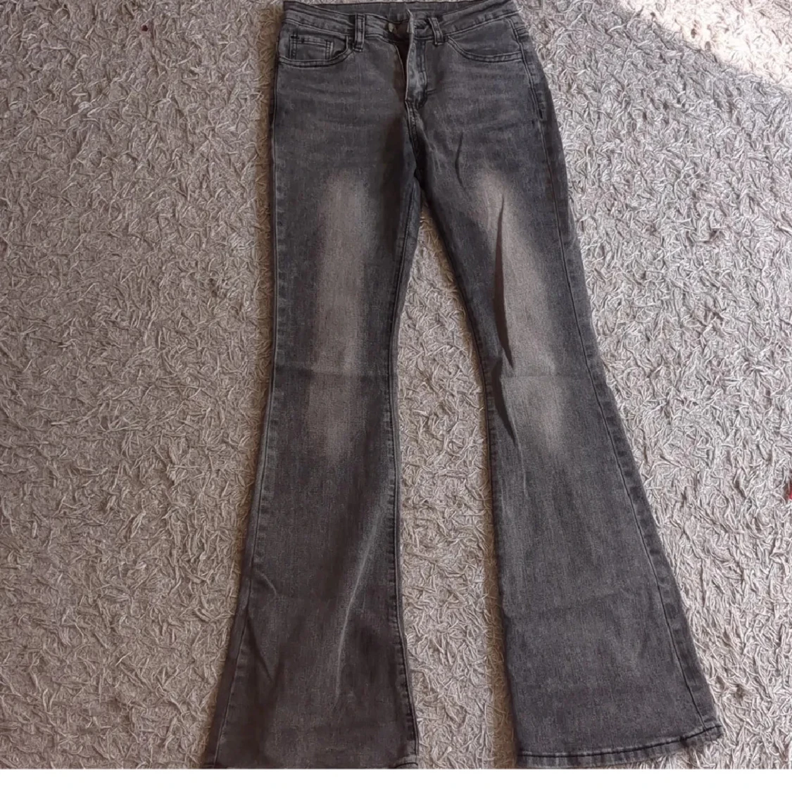 Grå bootcut jeans 