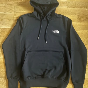 The North Face - Hoodie - The North Face hoodie i grym kvalité. Fick den som present från min farbror som köpte flera på stor rea utomlands – kvitto finns ej. QR-koden på insidan går direkt till The North Face hemsida och den är helt ny. Superren modell, passar till allt.  Pris kan diskuteras