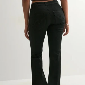 Lågmidjade jeans - Lågmidjade svarta jeans från Nelly, nypris 700 kr