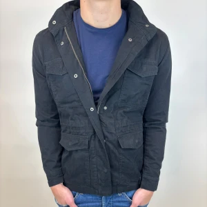 Field jacka - Hej, säljer nu denna väldigt snygga och eftertraktade Field jackan som är perfekt nu till hösten/ vintern! Storlek S  Bra skick  Fraktas spårbart vis Instabox, PostNord eller bring!  Vid minsta lilla fundering så är det bara att höra av sig! 