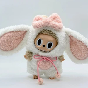 Jättegullig kanin dress till Labubu & Lafufu’s  - Supersöt kanin dress som passar alla söta 17cm Labubu & Lafufu’s  Det är en mössa med långa öron och en stor rosa rosette & en overall med rosa läder knytband och hjärt dekoration på magen Både overall & mössa stängs med kardborreband och dom är i jättebra skick, endast testade Lafufu ingår ej/No doll included/No Lafufu included
