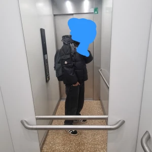 Svart Moncler pufferjacka med huva - Säljer en svart pufferjacka från Moncler med huva och klassisk logga på ärmen. Jackan har en quiltad design, dragkedja framtill och flera fickor. Perfekt för kalla dagar och ger en riktigt clean streetwear-look.