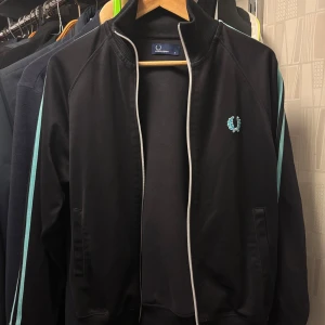 Fred Perry track top  - En bekväm, snygg och casual fred Perry track top i storlek S. 