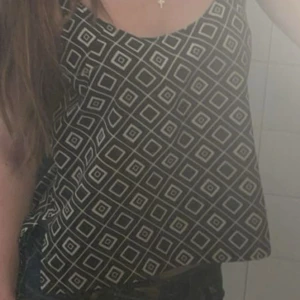 Svart och vit mönstrad linnetopp - svart-vitt linne med mönster💕