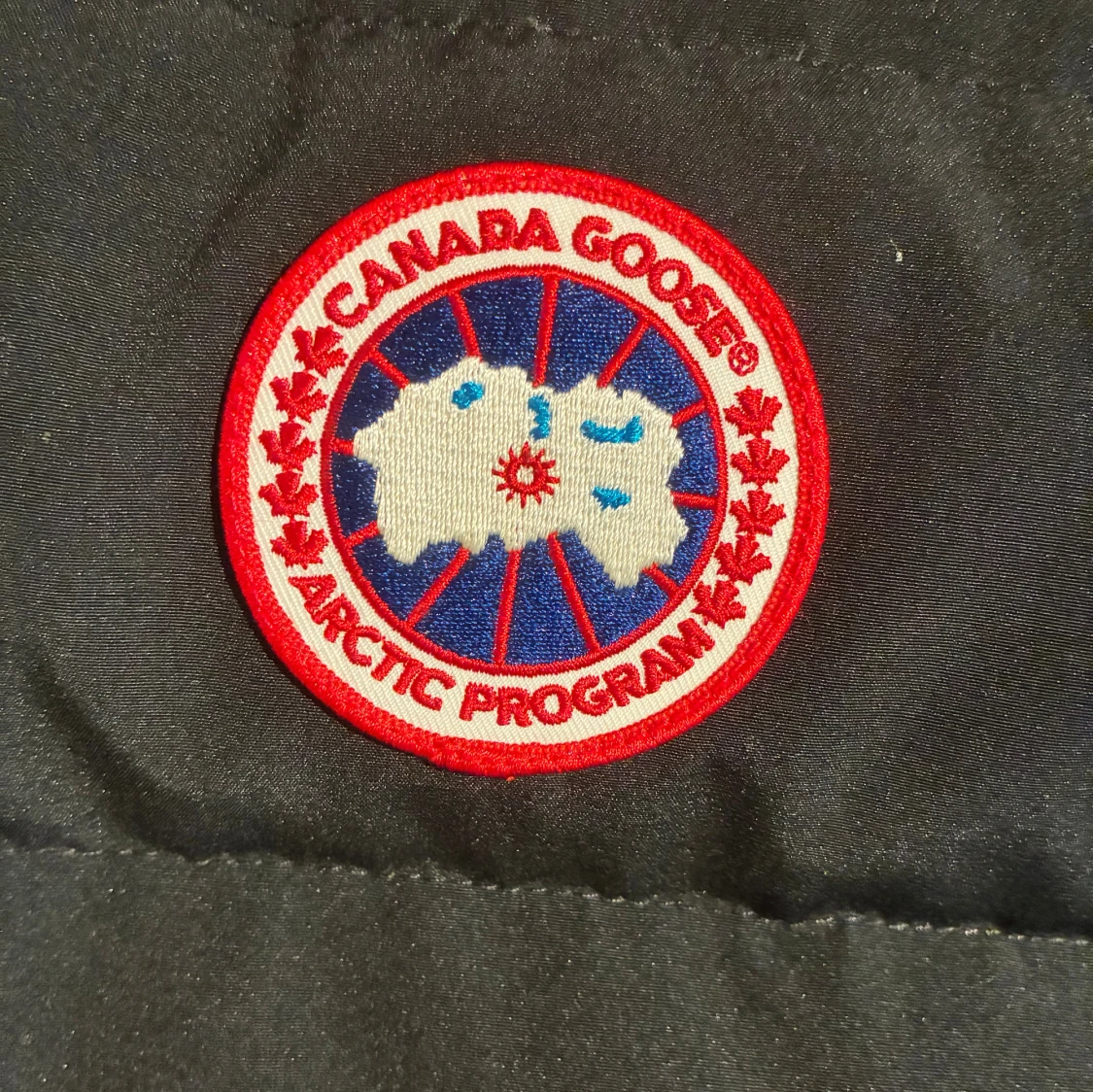 Svart dunväst med röd logo  - 1