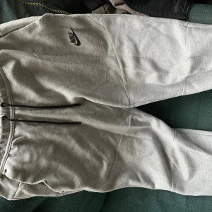Nike tech byxor  - Ett par äkta Nike tech byxor storlek S.