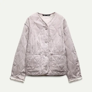 Quiltad lila höstjacka - Quiltad jacka i lila från Zara med stora knappar framtill och två rejäla fickor. Jackan har en loose passform, lång ärm och mjukt bomullsmaterial. Perfekt för lager-på-lager och chill stil.