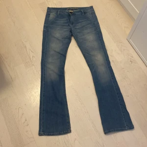 Blå bootcut jeans från Please - Snygga blå bootcut jeans från Please med klassisk femficksdesign och ett litet hjärtdetalj på bakfickan. Jeansen har en medelhög midja och är tillverkade i mjukt denim med lätt tvättad look. Passar dig som gillar en avslappnad men trendig stil. Säljer då de inte passar mig längre, skriv vid frågor💕