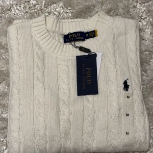 Vit kabelstickad tröja Polo Ralph Lauren - Helt ny. Pris kan diskuteras. Sista vita kabelstickade Polo Ralph Lauren tröja hos oss. 👌