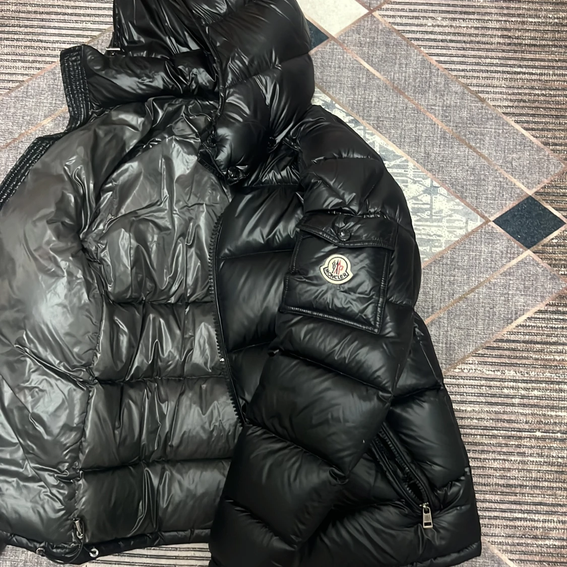 Svart Moncler dunjacka med huva - 1