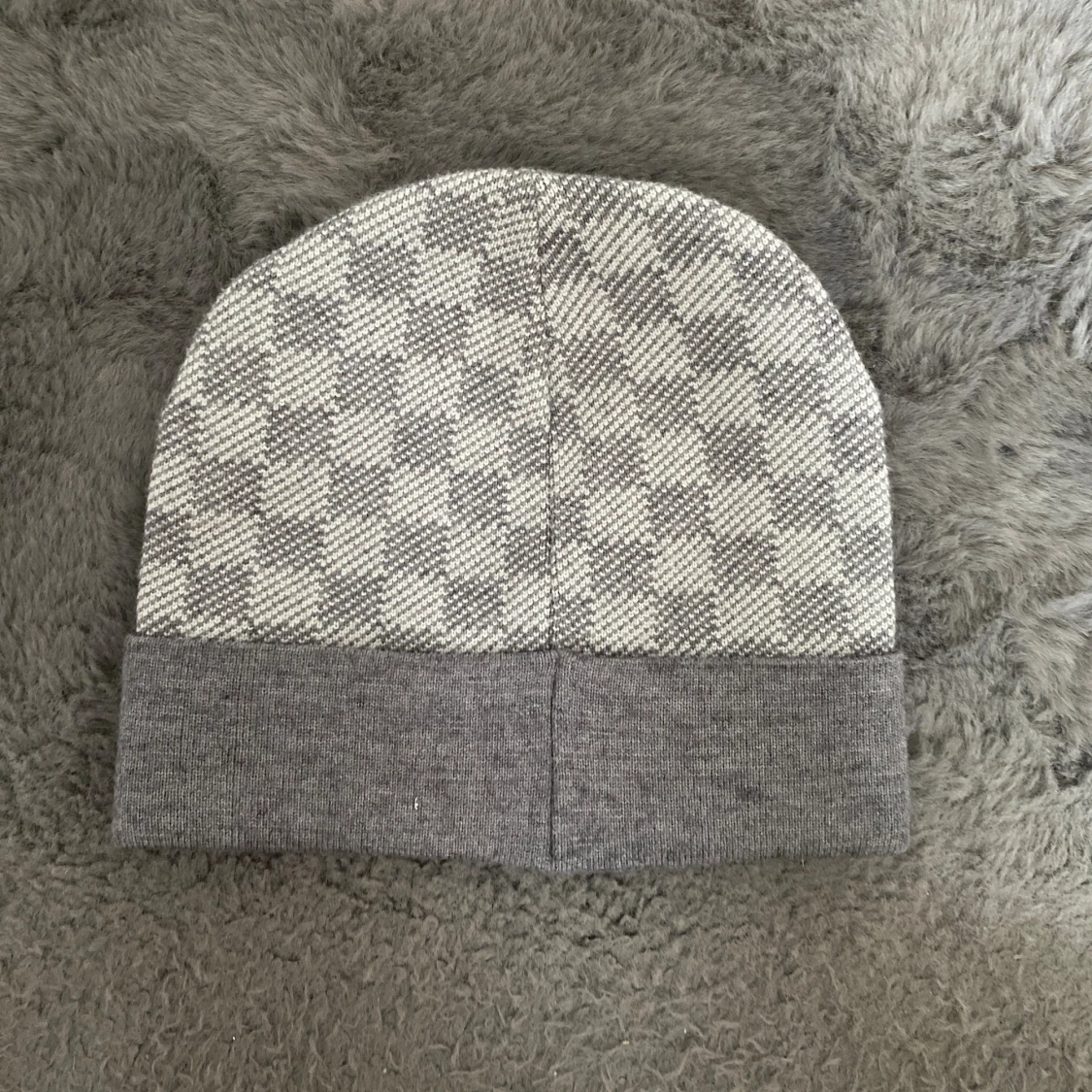 Grå rutig mössa med logo - 1