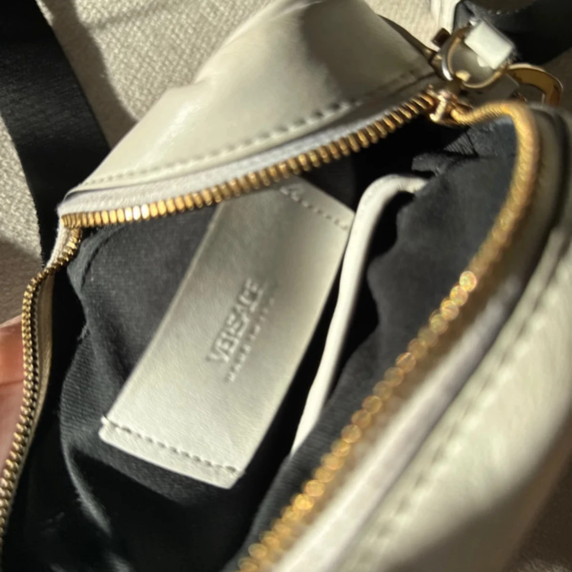 Vit axelväska från Versace i skinn - 2