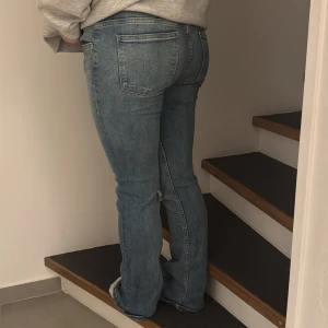 Bootcut jeans från Bershka ljusblå - Säljer ett par snygga ljusblå bootcut jeans från Bershka. Jeansen har klassisk femficksdesign, normal passform och är tillverkade i denim. Perfekta för dig som gillar en tidlös look med lite utsvängda ben.