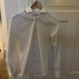 Vit tiger of sweden skjorta  - Sjukt clean skjorta från tiger of sweden, nästan helt oanvänd 