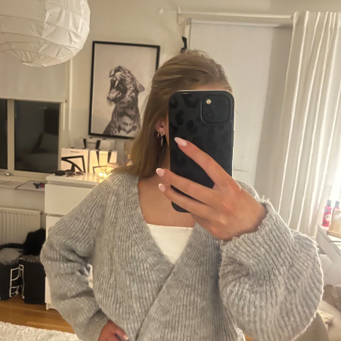 Grå omlottkofta med rosett