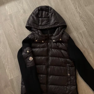 Moncler cardigan - Helt ny oanvänd! NFC sakern funkar och den har inga defekter!